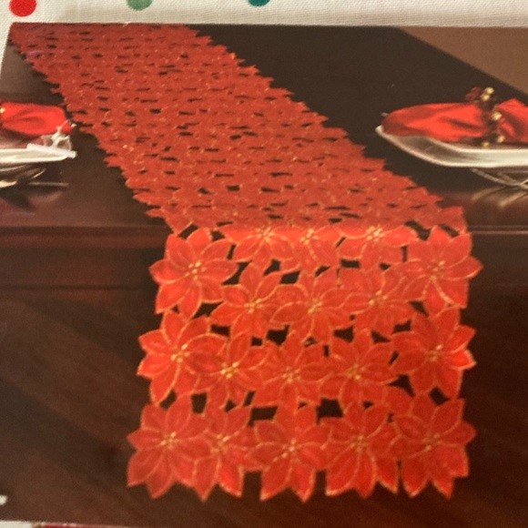 NIW Winter wonderland red poinsettia cluster table runner - Picture 1 of 9